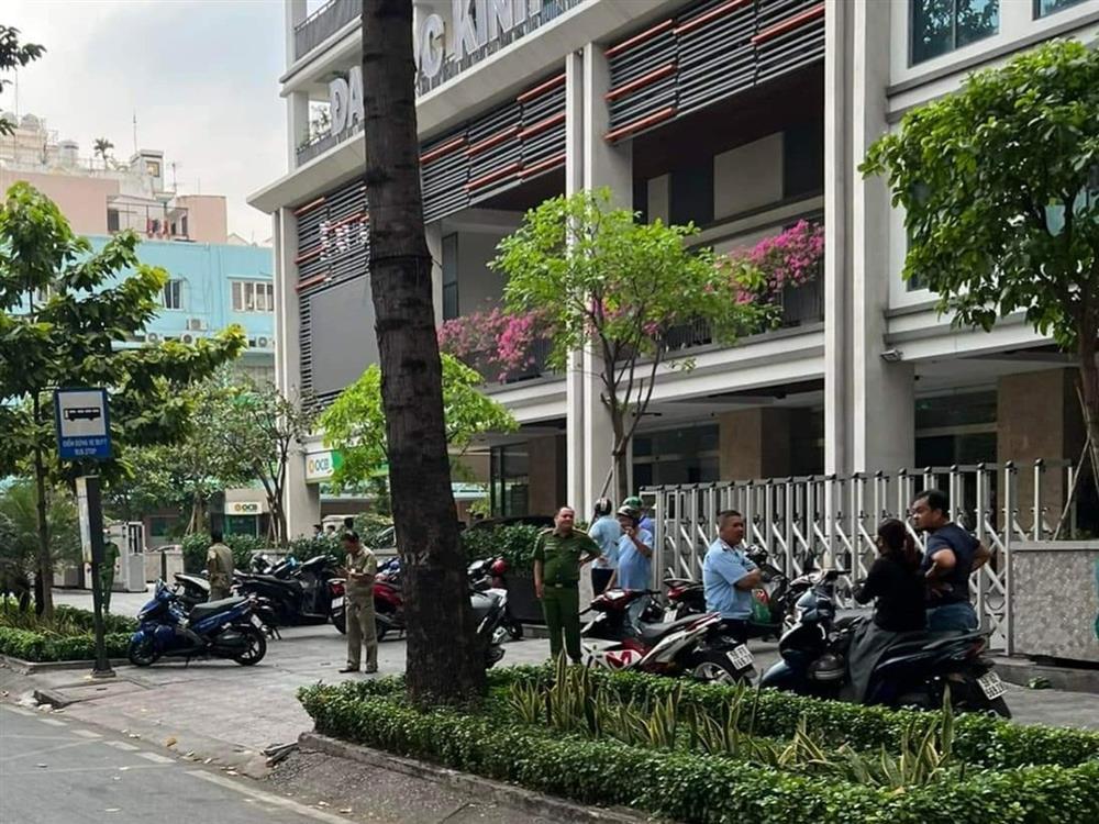 Người đàn ông rơi lầu trường đại học ở TPHCM-1