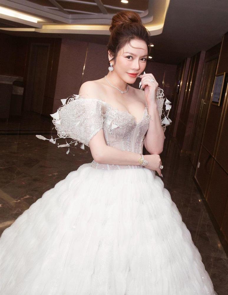 Lý Nhã Kỳ nhiều lần mệt mỏi vì vòng 1 ngoại cỡ, không muốn gây chú ý cũng khó-2