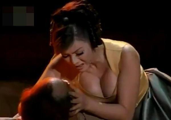 Lý Nhã Kỳ nhiều lần mệt mỏi vì vòng 1 ngoại cỡ, không muốn gây chú ý cũng khó-4