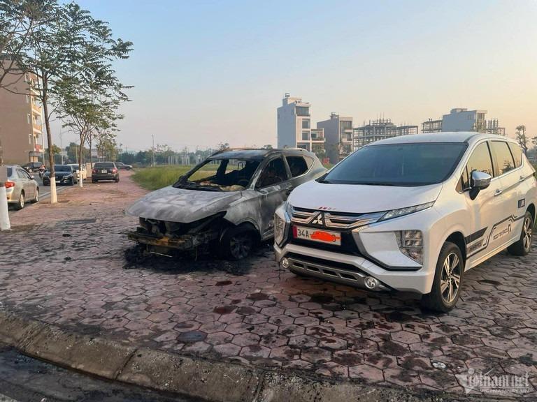 Cháy 3 ô tô trong khu nhà thu nhập thấp ở Hải Dương-1