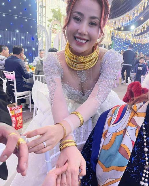 Giữa lúc vàng liên tục tăng, cô dâu Nghệ An khiến dân tình ồ ạt xin vía khi đeo cả chục kiềng vàng kín cổ-2