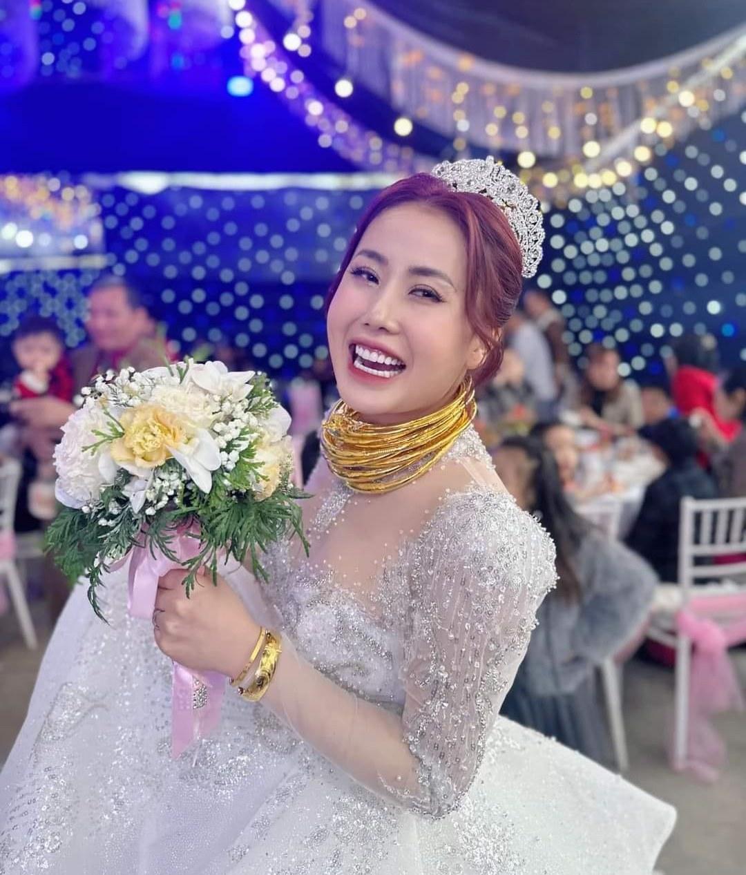 Giữa lúc vàng liên tục tăng, cô dâu Nghệ An khiến dân tình ồ ạt xin vía khi đeo cả chục kiềng vàng kín cổ-1