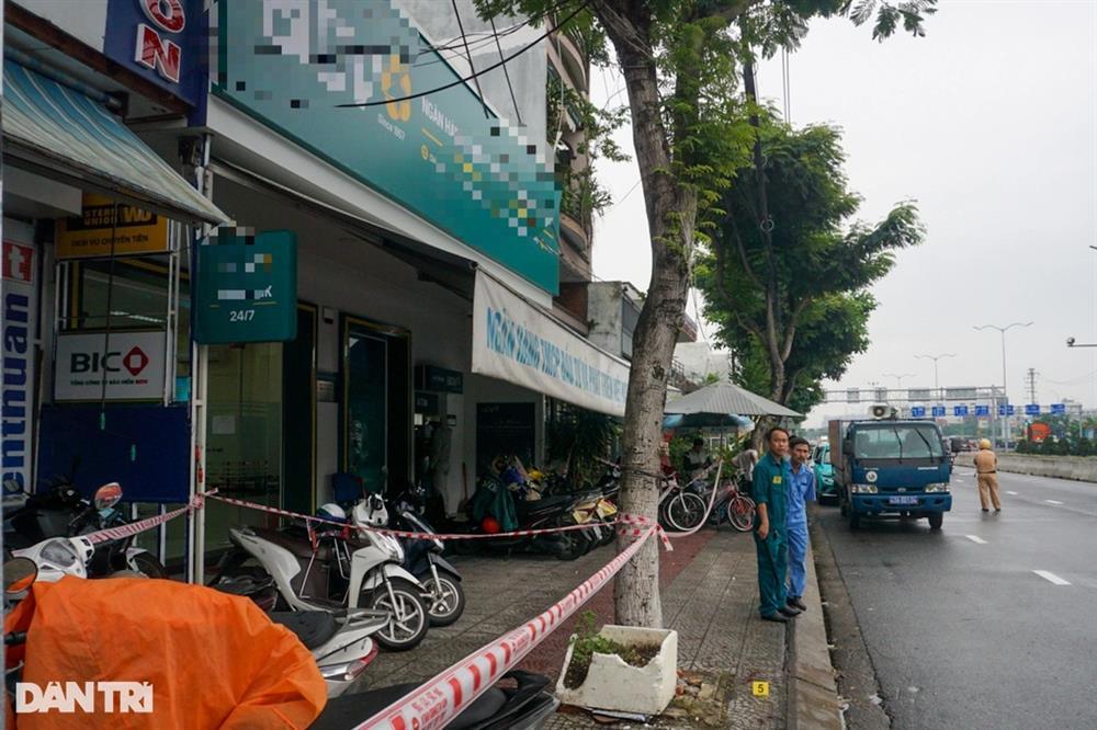 Hai kẻ cướp ngân hàng, đâm chết bảo vệ hôm nay hầu tòa-2