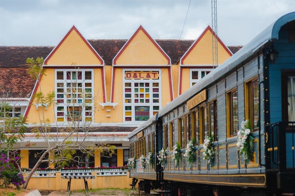 Chuyện tình định mệnh và đám cưới đầu tiên trên tàu hỏa ở Đà Lạt gây sốt-1