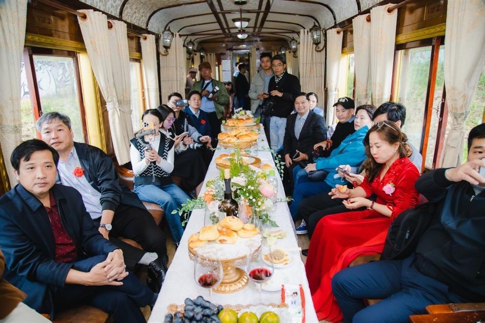 Chuyện tình định mệnh và đám cưới đầu tiên trên tàu hỏa ở Đà Lạt gây sốt-4