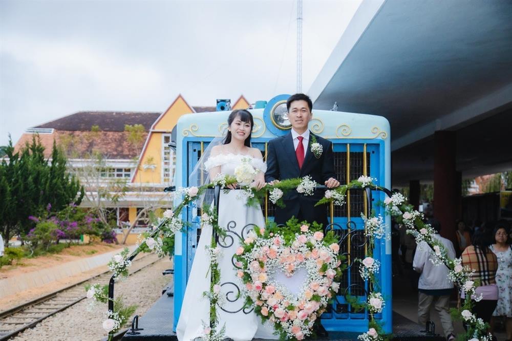 Chuyện tình định mệnh và đám cưới đầu tiên trên tàu hỏa ở Đà Lạt gây sốt-3