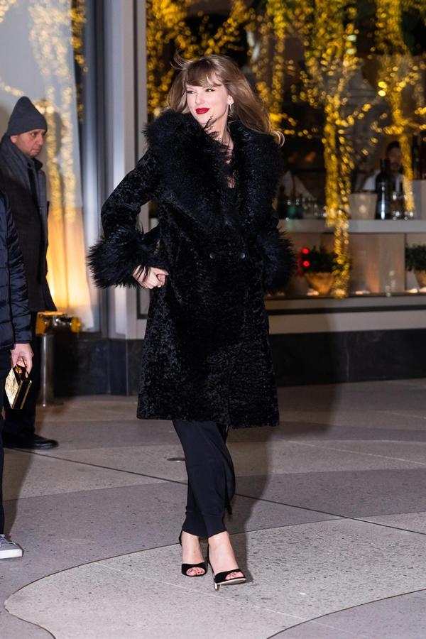 Chiến thuật của Taylor Swift - biểu tượng thời trang giàu kín, sang ngầm-7