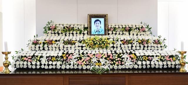 Lễ tang Lee Sun Kyun ngập nước mắt, nhiều nghệ sĩ đứng không vững-2