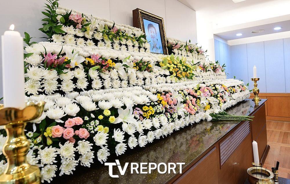 Lễ tang Lee Sun Kyun ngập nước mắt, nhiều nghệ sĩ đứng không vững-3