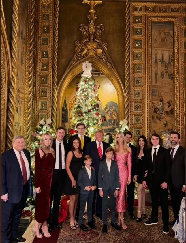 Vì sao bà Melania vắng mặt trong ảnh Giáng sinh nhà ông Trump?-1