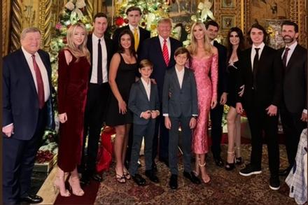 Vì sao bà Melania vắng mặt trong ảnh Giáng sinh nhà ông Trump?