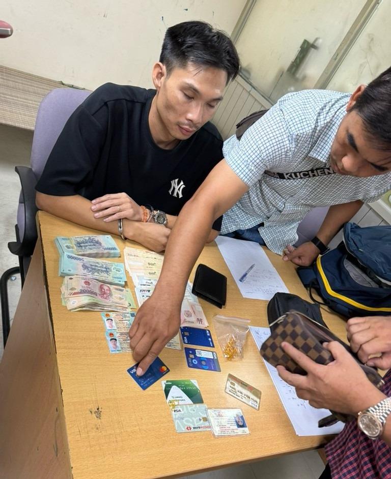 Nhóm dùng súng cướp ngân hàng ở TP.HCM bị điều tra về việc lưu hành tiền giả-3