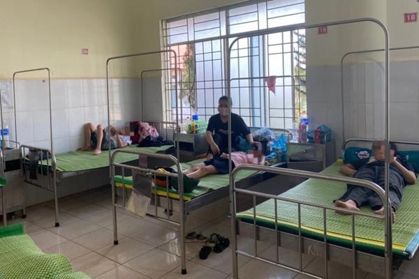 Sau tiệc cưới, hơn 30 người nghi ngộ độc-1