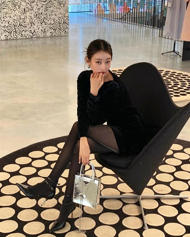 8 gợi ý lên đồ tông đen quyến rũ khi dự tiệc cuối năm-5