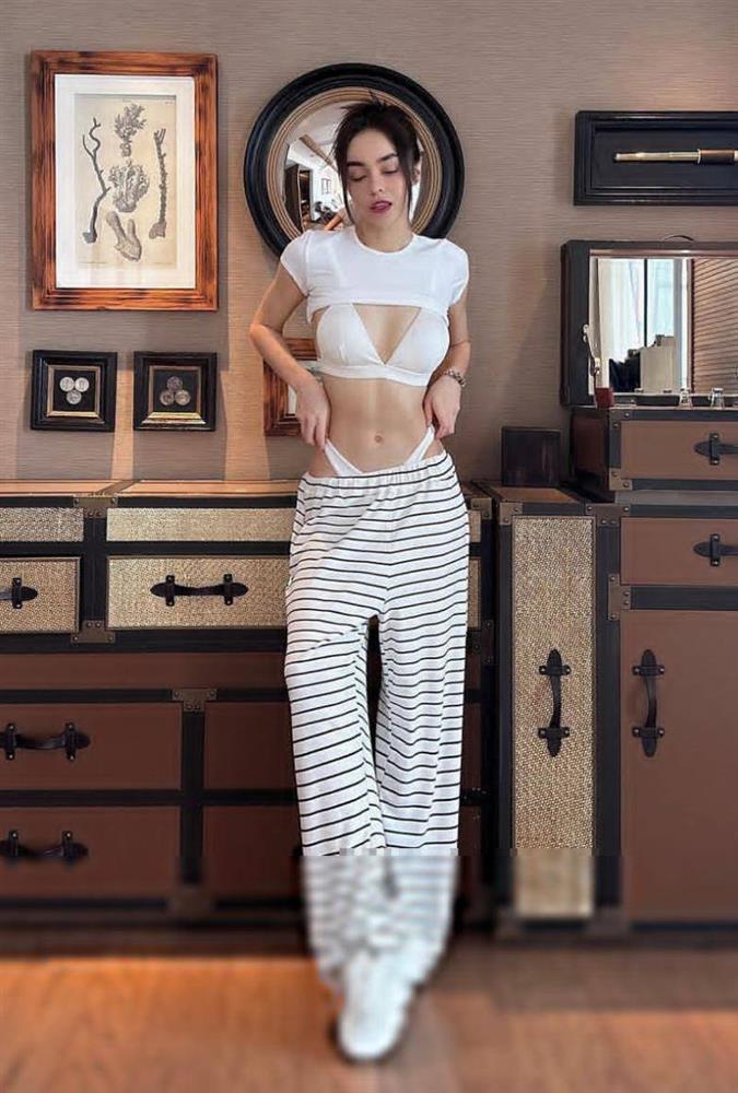 Bắt gặp mỹ nhân lưng trần cơ bắp, đẹp cỡ nào mà Diệp Lâm Anh đứng kế cũng khó bì?-6