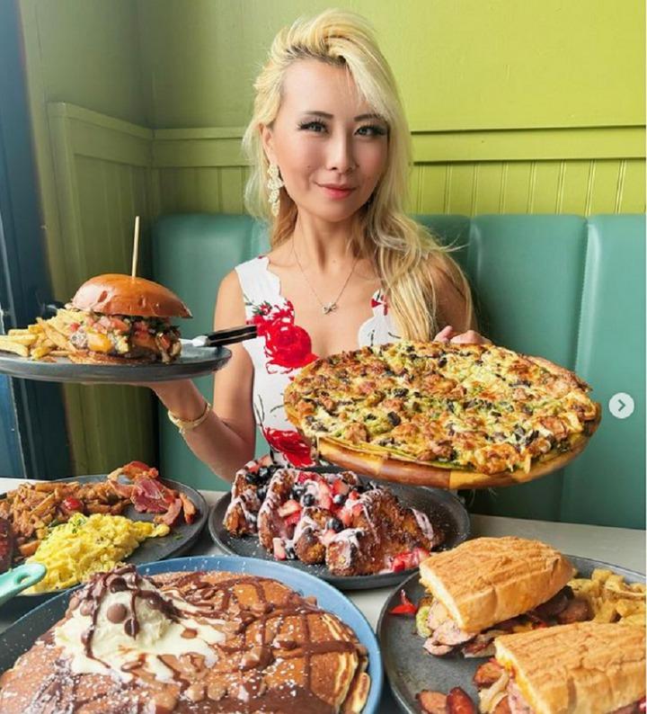 Ăn 100 bánh bao trong 10 phút, 100 đĩa sushi trong 35 phút, cô gái kiếm bộn tiền-1