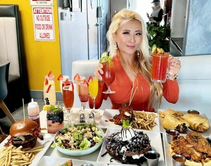 Ăn 100 bánh bao trong 10 phút, 100 đĩa sushi trong 35 phút, cô gái kiếm bộn tiền-2