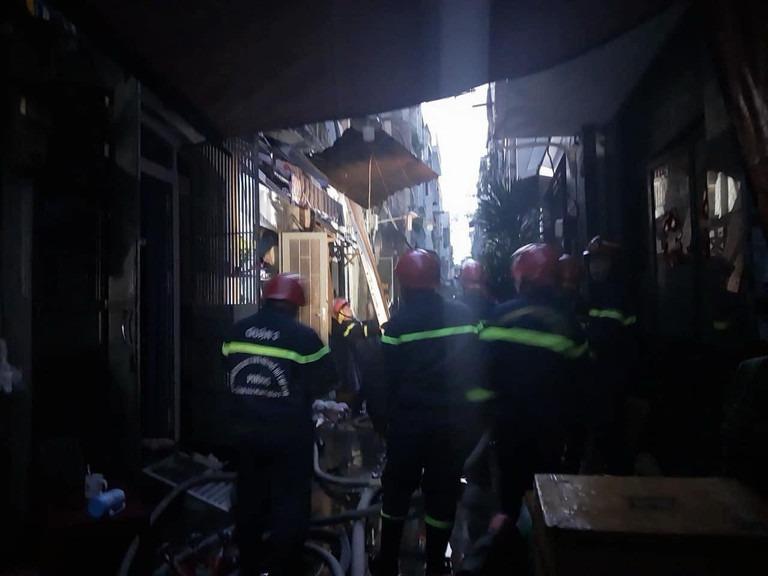 Cháy nhà trong hẻm chợ ở khu trung tâm TP.HCM, nhiều tài sản bị thiêu rụi-1
