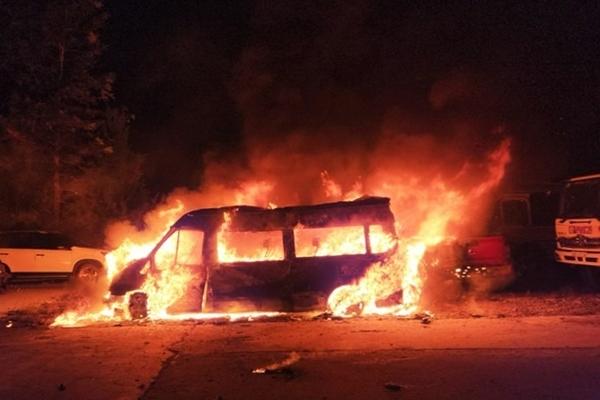 Đang giao xăng dầu, xe bồn bất ngờ cháy dữ dội-3