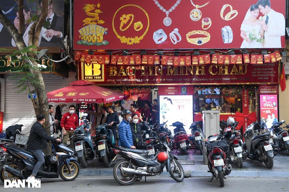 3 kiểu khách ở phố vàng trong ngày giá bốc hơi 6,1 triệu đồng/lượng-1