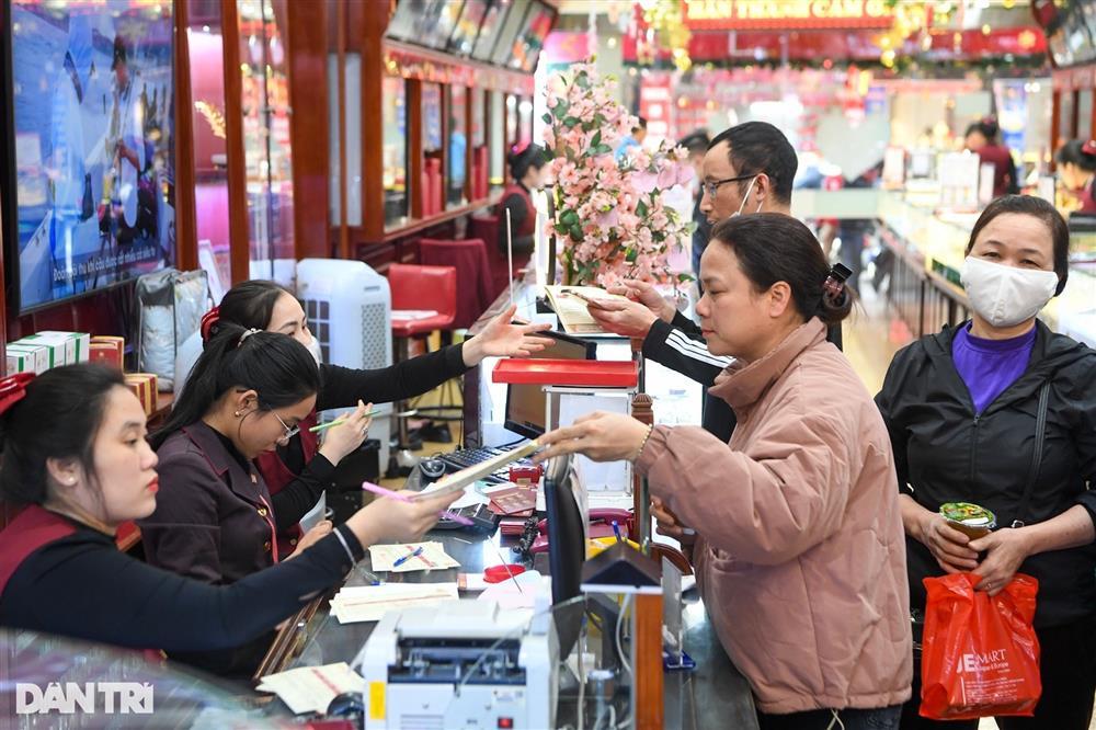 3 kiểu khách ở phố vàng trong ngày giá bốc hơi 6,1 triệu đồng/lượng-2