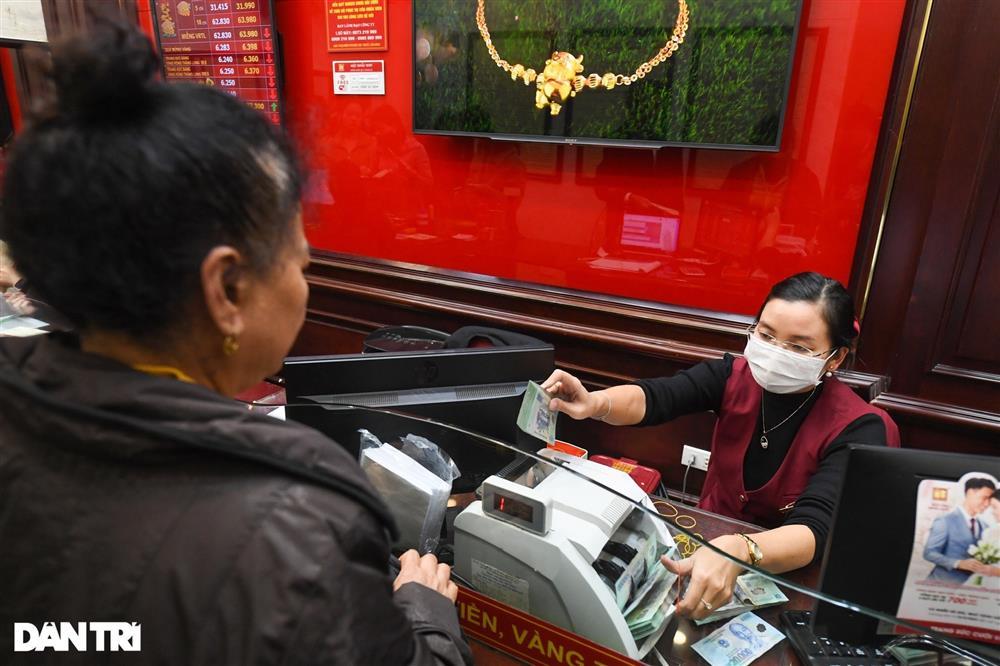 3 kiểu khách ở phố vàng trong ngày giá bốc hơi 6,1 triệu đồng/lượng-3