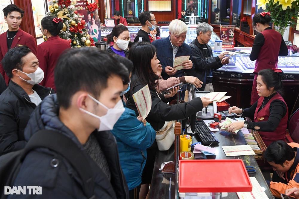 3 kiểu khách ở phố vàng trong ngày giá bốc hơi 6,1 triệu đồng/lượng-4