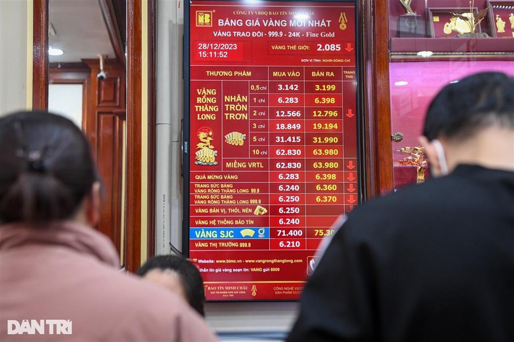 3 kiểu khách ở phố vàng trong ngày giá bốc hơi 6,1 triệu đồng/lượng-5