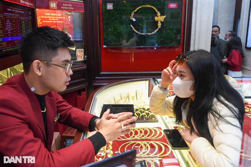 3 kiểu khách ở phố vàng trong ngày giá bốc hơi 6,1 triệu đồng/lượng-6