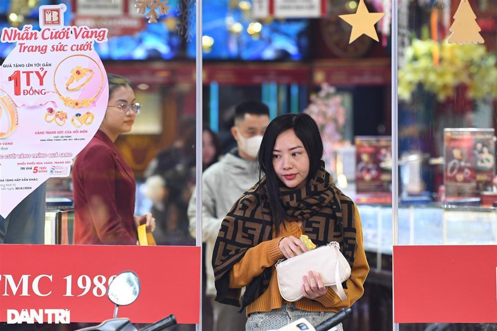 3 kiểu khách ở phố vàng trong ngày giá bốc hơi 6,1 triệu đồng/lượng-7