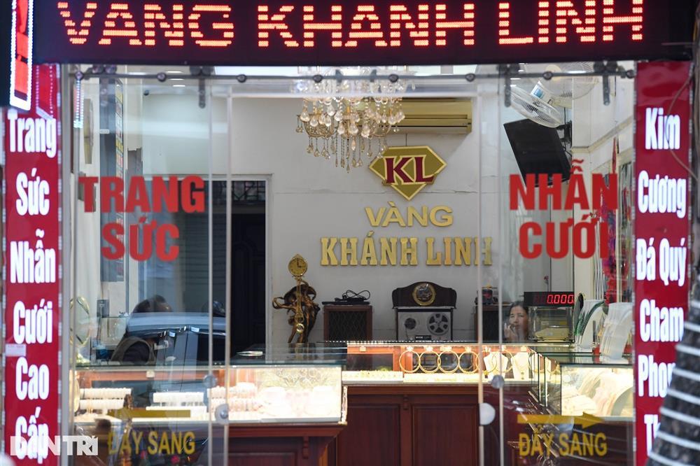 3 kiểu khách ở phố vàng trong ngày giá bốc hơi 6,1 triệu đồng/lượng-8