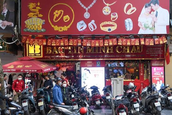 3 kiểu khách ở 'phố vàng' trong ngày giá bốc hơi 6,1 triệu đồng/lượng