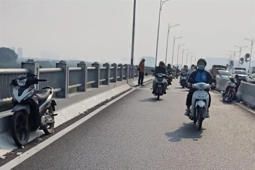 Người đàn ông đi xe máy tự ngã trên cầu Vĩnh Tuy rồi tử vong