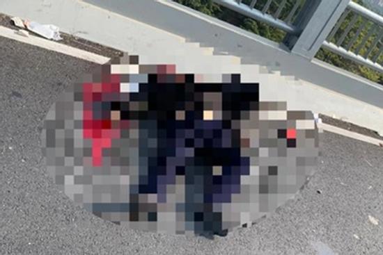 Người đàn ông đi xe máy tự ngã trên cầu Vĩnh Tuy rồi tử vong