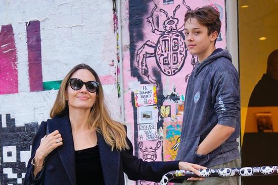 Phát sốt với vẻ đẹp trai của cậu út nhà Angelina Jolie