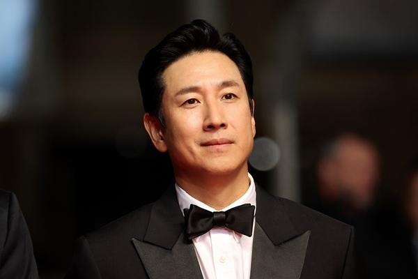 Nghệ sĩ Hàn đau buồn, khóc nức nở trong lễ tang Lee Sun Kyun-1