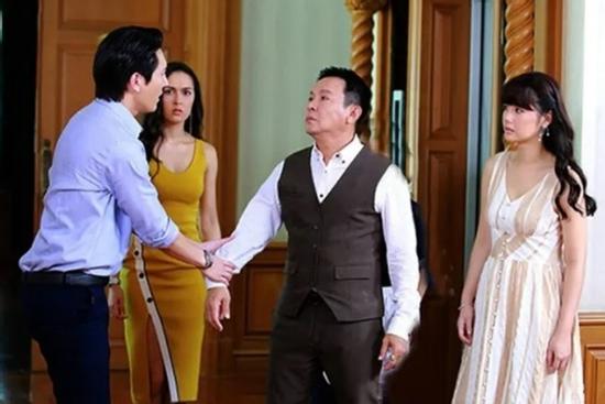 Anh cả bức xúc khi bố mẹ giao công ty cho vợ chồng tôi quản lý