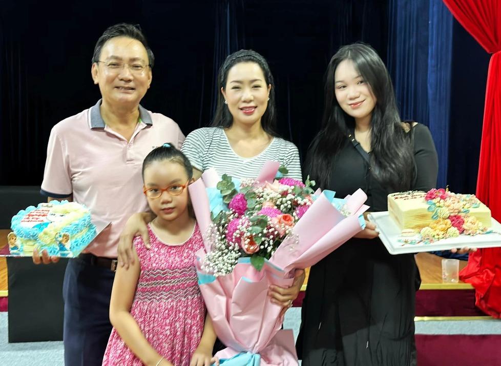 Trịnh Kim Chi tổ chức sinh nhật cho ông xã bên gia đình, gây chú ý với lời nhắn nhủ ngọt ngào-4