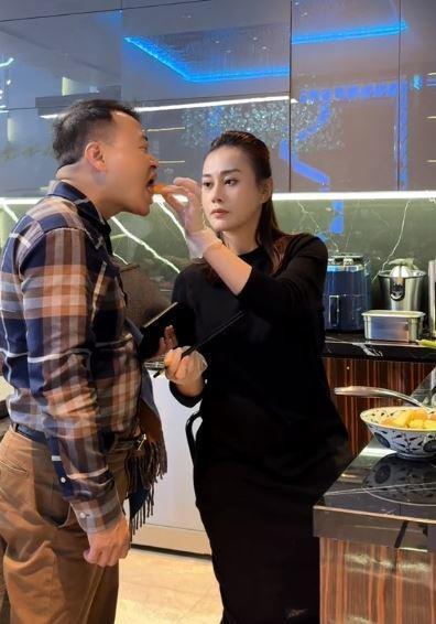 Phương Oanh và Shark Bình tình tứ trong hậu trường ảnh cưới, nhẫn kim cương size khủng gây chú ý-5