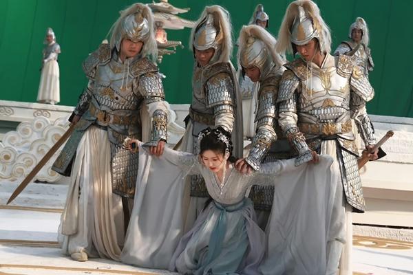 Sau loạt tranh cãi gay gắt, Triệu Lộ Tư được khen có tiến bộ-3