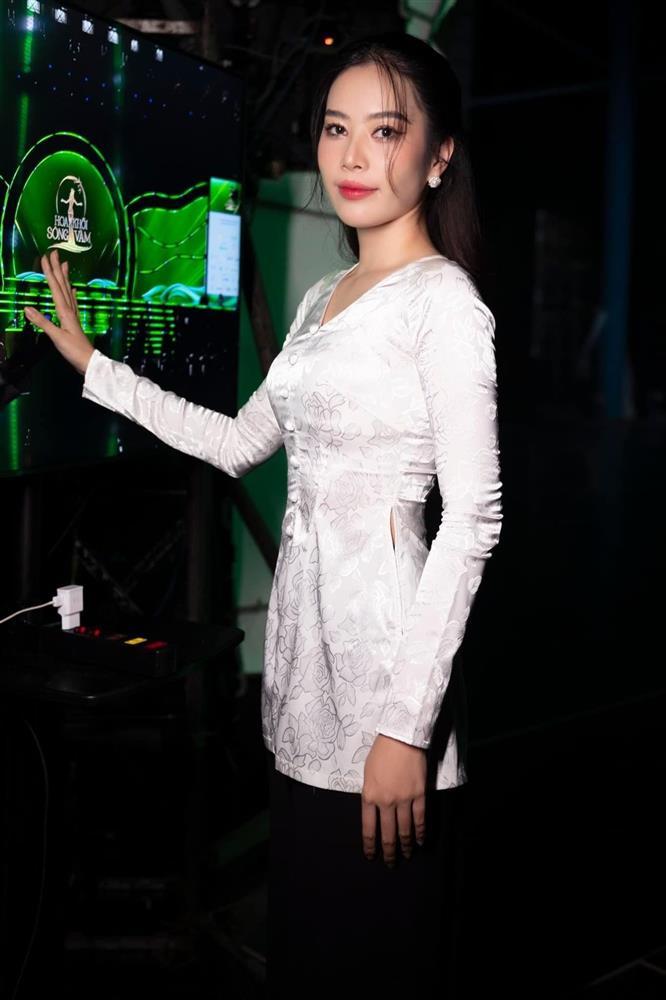 Nam Em đi diễn mặc đồ trăm rưỡi, trăm bảy vẫn khoe body cong vút-5