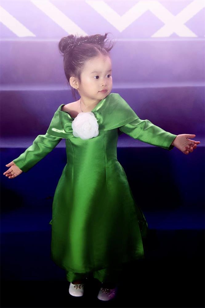 Hoa hậu Kim Nguyên catwalk cùng mẫu nhí Cherry Phạm-4