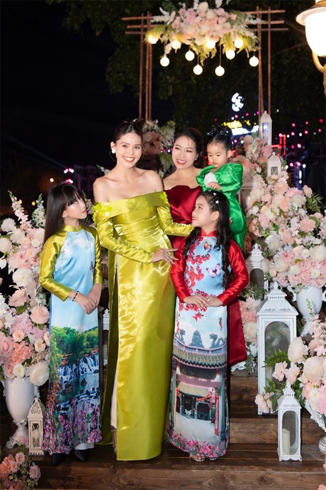 Hoa hậu Kim Nguyên catwalk cùng mẫu nhí Cherry Phạm-1