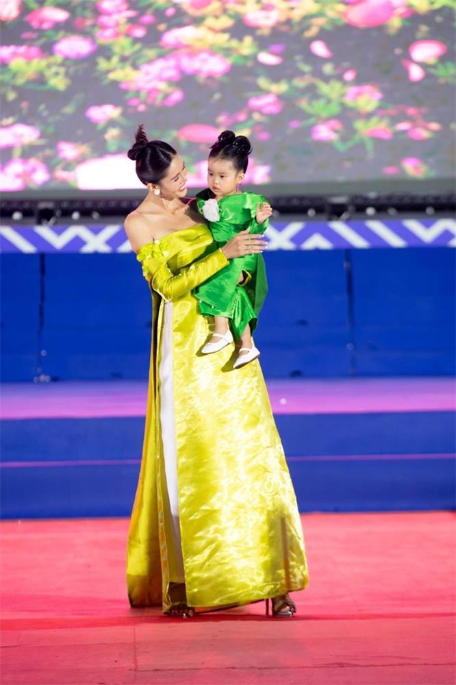 Hoa hậu Kim Nguyên catwalk cùng mẫu nhí Cherry Phạm-2
