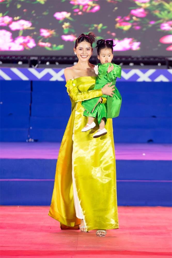 Hoa hậu Kim Nguyên catwalk cùng mẫu nhí Cherry Phạm-3