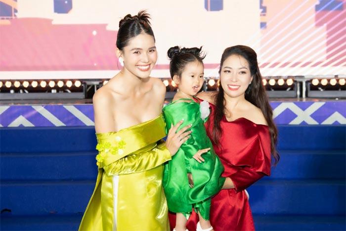 Hoa hậu Kim Nguyên catwalk cùng mẫu nhí Cherry Phạm-5