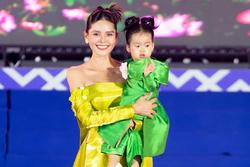 Hoa hậu Kim Nguyên catwalk cùng mẫu nhí Cherry Phạm