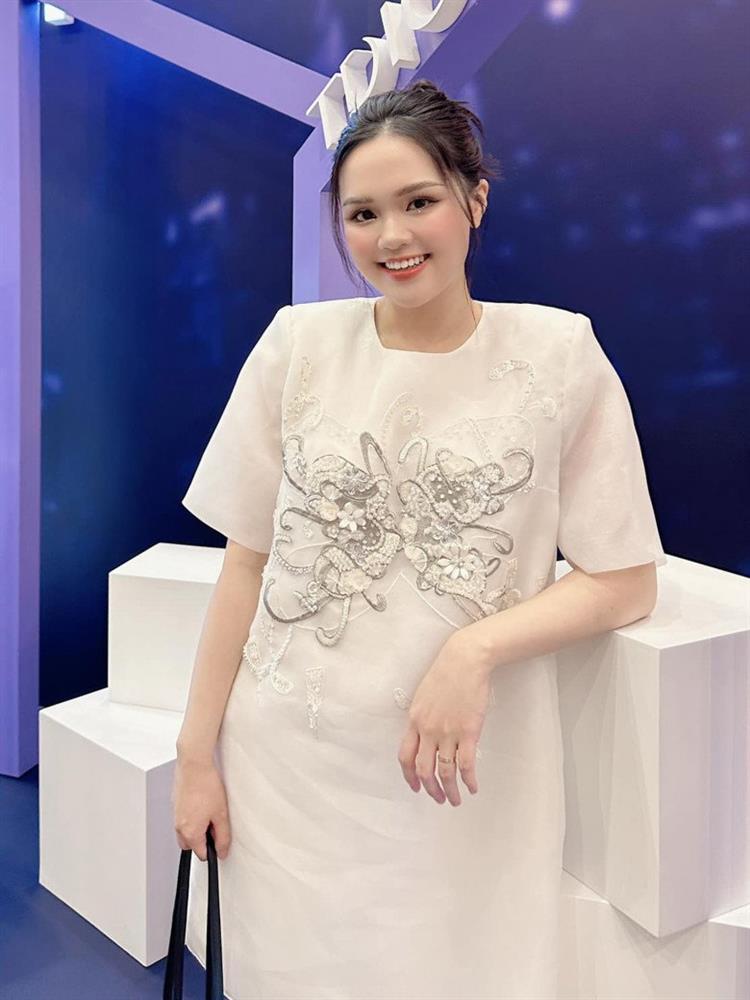 Công chúa béo nhà Duy Mạnh chăm đắp đồ hiệu, nức mùi tiền dù đã là mẹ 2 con-2