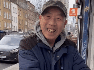 Ông lão người Việt đạp xe, bán hàng rong bánh khúc, bánh rán ở nước Anh-1