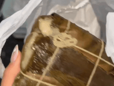 Ông lão người Việt đạp xe, bán hàng rong bánh khúc, bánh rán ở nước Anh-2